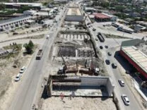 ASRIN FELAKETİ SONRASI YENİDEN İNŞA EDİLEN ANTAKYA'DA 5 KÖPRÜLÜ KAVŞAKLA TRAFİK SORUNU TARİHE KARIŞACAK HATAY VALİSİ MUSTAFA MASATLI: "BU MEGA ULAŞIM AĞINI KAPSAYAN BU 6 PROJEMİZİN TÜMÜYLE BİTME VE HATAYLI HEMŞERİLERİMİN HİZMETİNE ALINMA TARİHİ OLARAK 2025 YILI SONUNU GÖSTEREBİLİRİM"