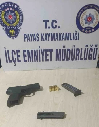 DURDURULAN ŞAHISLARIN ÜZERLERİNDEN RUHSATSIZ SİLAH ÇIKTI
