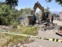 KAÇAK YAPI YIKIMINDA GERGİNLİK: 1 YARALI, 2 GÖZALTI