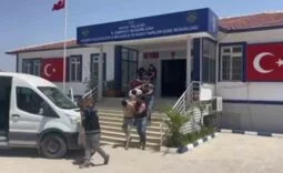 ŞÜPHE UYANDIRMAMAK İÇİN LG LOGOLU TEKNİK SERVİS ARACIYLA GÖÇMEN KAÇIRIRKEN YAKALANDILAR