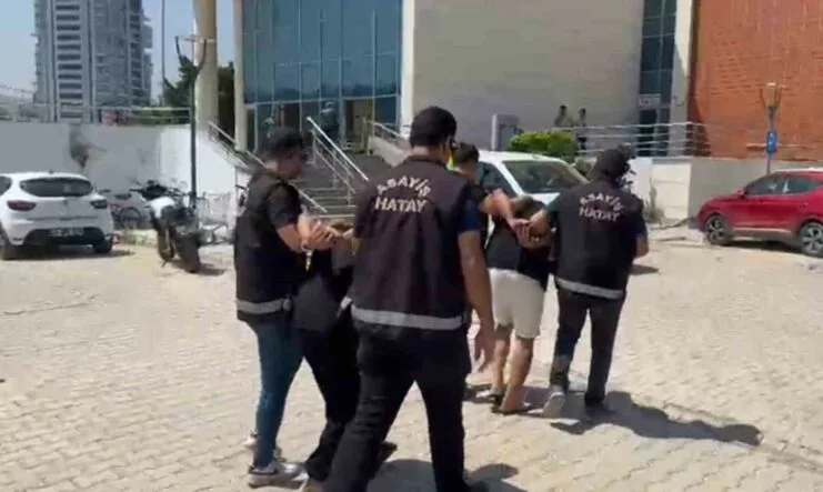 İSKENDERUN’DA TACİZ VE KASTEN ÖLDÜRME OLAYININ ŞÜPHELİLERİ TUTUKLANDI