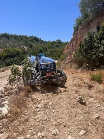 HATAY'DA TRAKTÖR DEVRİLDİ: 2 YARALI