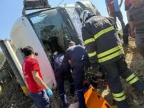 YAN YATAN HAFRİYAT KAMYONUNUN SÜRÜCÜSÜ YARALANDI