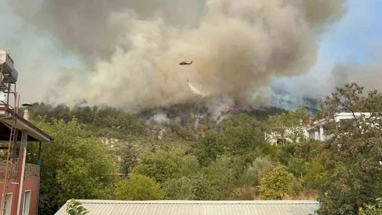 HATAY'DA YANGINA 16 İLDEN GELEN EKİPLER MÜDAHALE EDİYOR