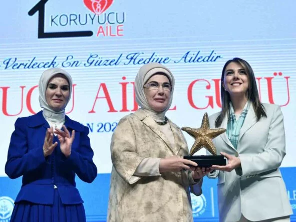 ÜLKE GENELİNDEKİ KORUYUCU AİLE ÇALIŞMALARINDA HATAY BİRİNCİ OLDU EMİNE ERDOĞAN’DAN ESRA MASATLI’YA PLAKET