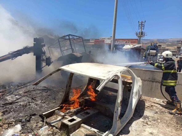 SANAYİDE ÇIKAN YANGINDA OTOMOBİL VE TRAKTÖR ALEVLERE TESLİM OLDU