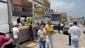 Hayırsever esnaf, 20 ton karpuzu 1 saat içinde vatandaşlara bedava dağıtarak bitirdi