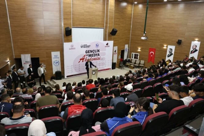 BAŞKAN ÖNTÜRK MEDYA VE GENÇLİK AKADEMİSİ SERTİFİKA TÖRENİNE KATILDI