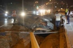 Defne’de otomobil aydınlatma direğine çarptı: 4 yaralı