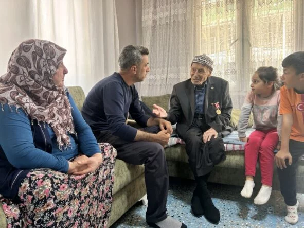 103 yaşındaki Kore gazisi torununun, torununu gördü