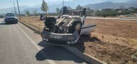 Takla atarak ters dönen otomobilin sürücüsü yaralandı