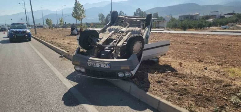 TAKLA ATARAK TERS DÖNEN OTOMOBİLİN SÜRÜCÜSÜ YARALANDI