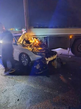 OTOMOBİL, PARK HALİNDEKİ TIRIN ALTINA GİRDİ: 3 AĞIR YARALI