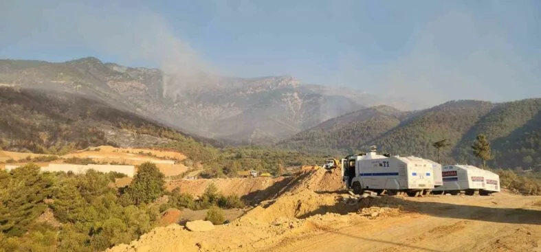 HATAY’DA YANGINLA MÜCADELE 14. SAATTE DEVAM EDİYOR