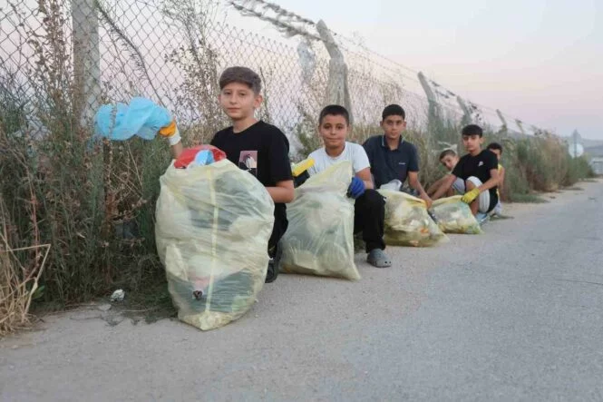 Ben başladım sıra sende’ sloganıyla çöp toplama hareketini başlatan Miraç, her gün arkadaşlarıyla birlikte temiz çevre için çöp topluyor