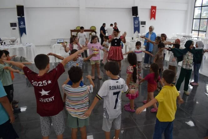 HATAY’DA ÇOCUKLAR YAZI DOLU DOLU GEÇİRDİ