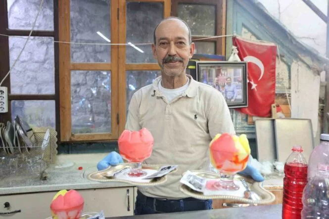 KAVURUCU SICAĞIN VAZGEÇİLMEZ LEZZETİ HAYTALI OLDU 41 YILLIK USTA MEHMET HANÇER: " ADANALILAR BURAYA GELİP HAYTALININ TADINA BAKSINLAR, HAYTALIYI TERCİH EDECEKLERDİR" MÜŞTERİ SERAP KESER: "HAYTALI HEM SERİNLETİR HEM DE KAN ŞEKERİNİ DENGELER"