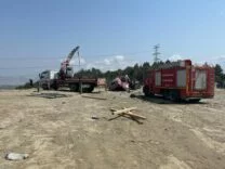 Freni patlayan vinç iki aracı biçerek uçuruma yuvarlandı: 2 ağır yaralı