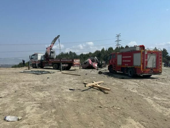 FRENİ PATLAYAN VİNÇ İKİ ARACI BİÇEREK UÇURUMA YUVARLANDI: 2 AĞIR YARALI