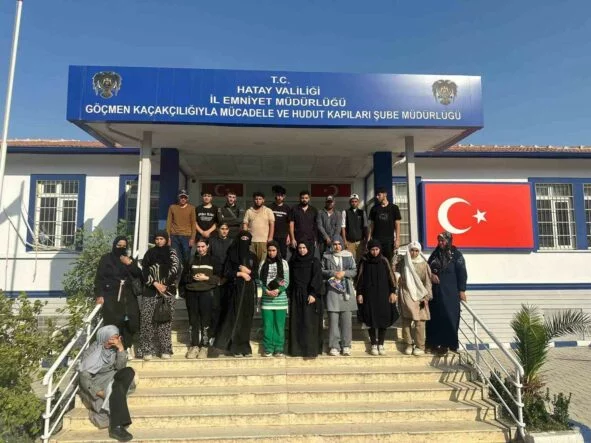 Tıka basa göçmen doldurulan minibüste 24 göçmen yakalandı