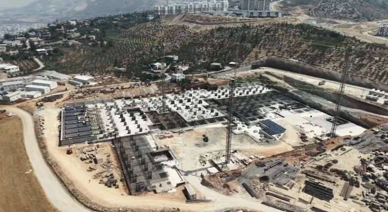 İSKENDERUN’DA SİSMİK İZOLATÖR SİSTEMLİ 600 YATAKLI DEVLET HASTANENİN İNŞASI HIZLA SÜRÜYOR