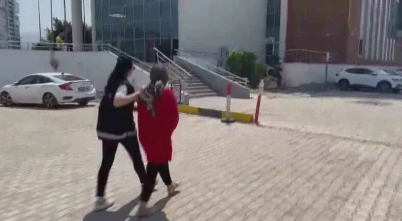 AVM’de 5 farklı mağazadan kıyafet ve ayakkabı çaldı