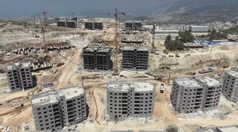 CEBİKE MAHALLESİ'NDE AFET KONUTLARI HIZLA SÜRÜYOR