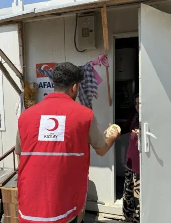 KIZILAY'DAN KONTEYNER KENTTEKİ DEPREMZEDELERE KAHVALTILIK DESTEĞİ