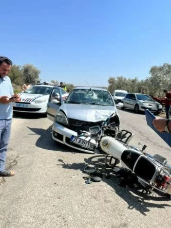 Otomobille çarpışan motosiklet sürücüsü yaralandı
