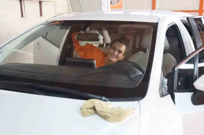 ‘ABİ’ DİYE SESLENENLER OLSA DA OTO YIKAMACI GÜLCAN, DEPREMİN YIKAMADIĞI HAYALLERİYLE EKMEK PARASINI KAZANIYOR