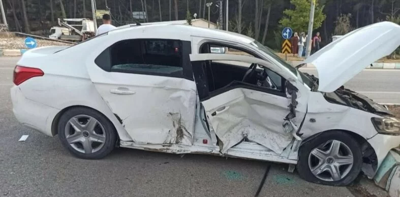 AMBULANSLA, OTOMOBİL ÇARPIŞTI: 5 YARALI