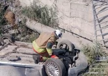 Antakya’da menfeze devrilen otomobilin sürücüsü yaralandı