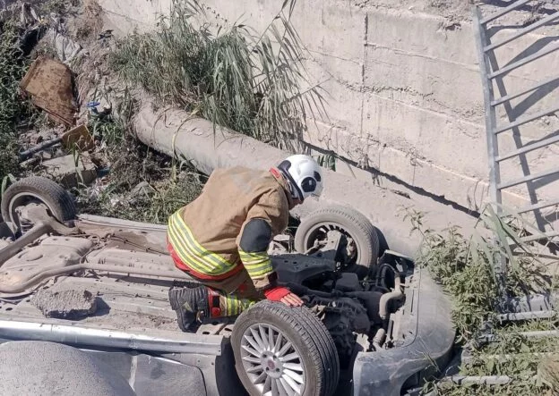 Antakya’da menfeze devrilen otomobilin sürücüsü yaralandı