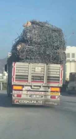 Hatay’da demir yüklü tır trafikte yürekleri ağza getirdi