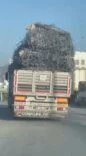 Hatay’da demir yüklü tır trafikte yürekleri ağza getirdi