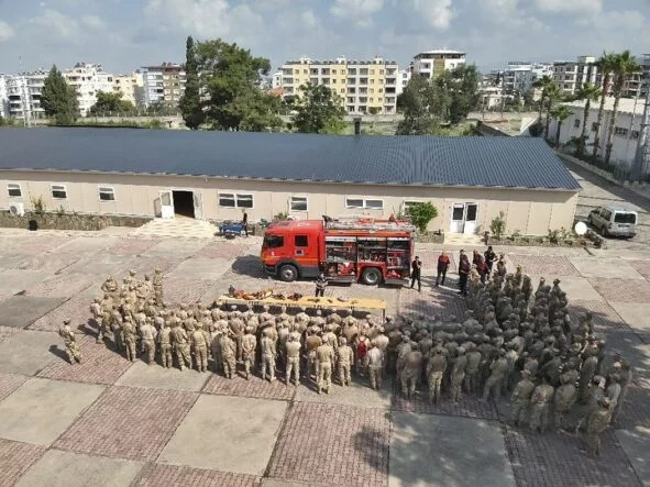 İtfaiyeden Mehmetçiğe yangın eğitimi