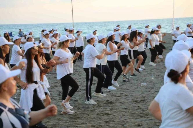 Sahilde spor yapmanın tadını çıkardılar