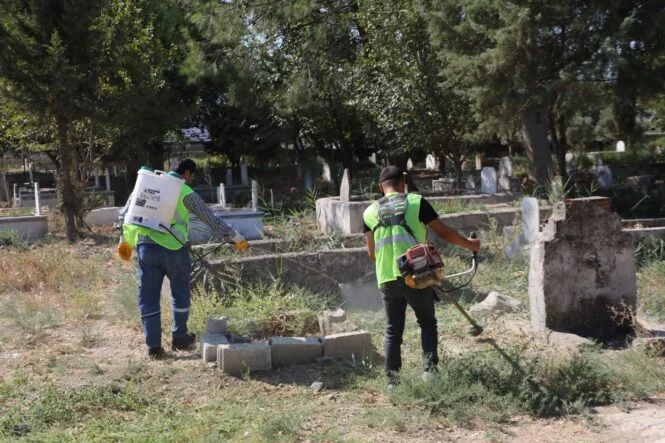 MEZARLIKLARDA TEMİZLİK VE ONARIM ÇALIŞMALARI SÜRÜYOR