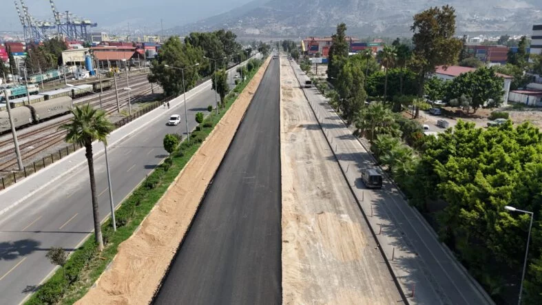 İSKENDERUN MUAMMER AKSOY CADDESİ’NDE ÇALIŞMALAR SÜRÜYOR