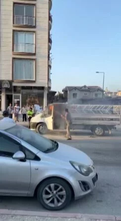 Alevlere teslim olan kamyonetteki yangına kolayla müdahale ettiler