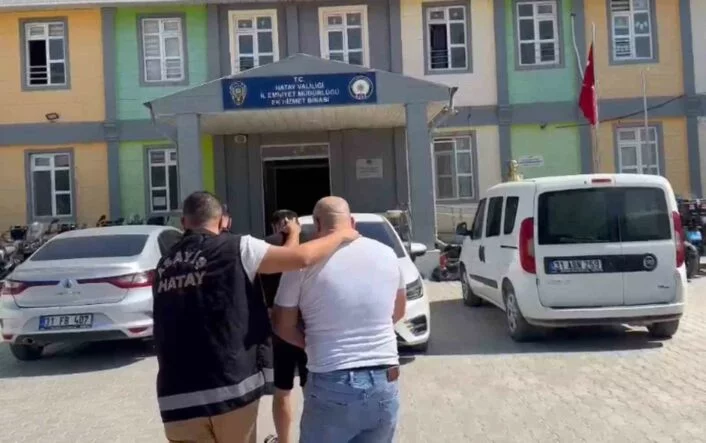 Arsuz’da hapis cezası ile aranan 2 şahıs yakandı