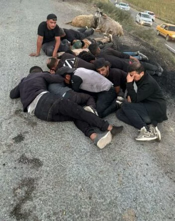 Hatay’da 26 kaçak göçmen yakalandı: 3 tutuklama