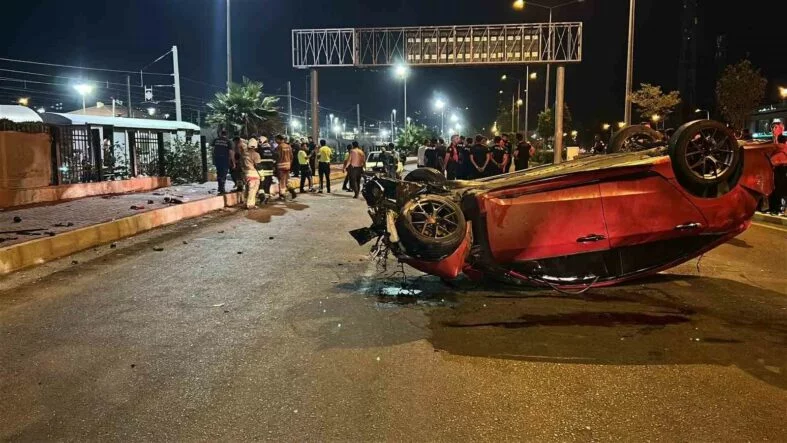 OTOMOBİL, KALDIRIMDA YÜRÜYEN YAYALARA ÇARPTI: 3 ÖLÜ, 3 YARALI