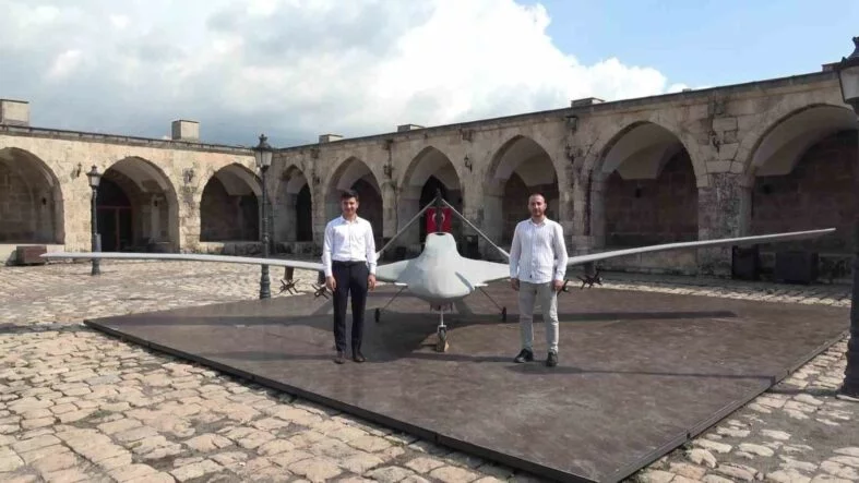 Görünümüyle mest eden yarım ton ağırlığındaki ahşap Bayraktar TB2 maketini 30 günde yaptılar