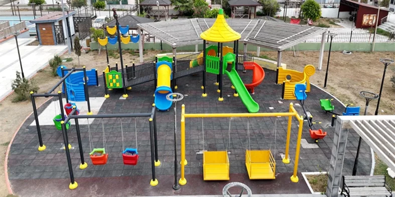 SAMANDAĞ BELEDİYESİNDEN BİR İLK ATATÜRK SAHİL PARKI’NA ENGELSİZ OYUN ALANI KAZANDIRILDI