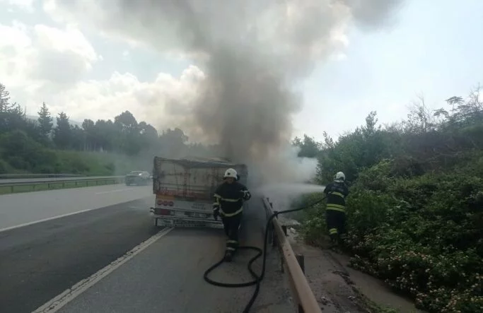 Seyir halindeki tırın dorsesinden alevler yükseldi