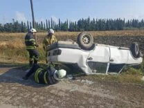 Takla atarak ters dönen otomobildeki 2 kişi yaralandı