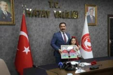 'TEKNOFEST MAVİ VATAN' YARIŞMASINDA BİRİNCİ OLAN MİNİK RESSAM ASYA, VALİYİ RESMETTİĞİ ÇALIŞMASINDA GÖNÜLLERİ FETHETTİ