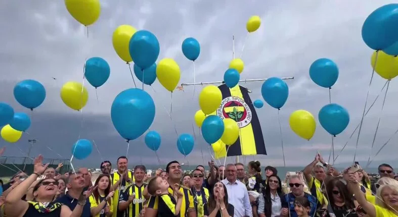 Sarı lacivertli balonlar kanseri yenen Fenerbahçeli Tamer Talha için gökyüzüne bırakıldı