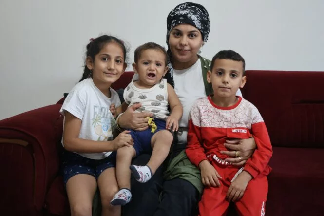 Kışı ailesiyle birlikte yeni yuvasında geçirecek olmanın mutluluğunu yaşayan depremzede kadın”Evim hayallerimizden bile daha güzel”